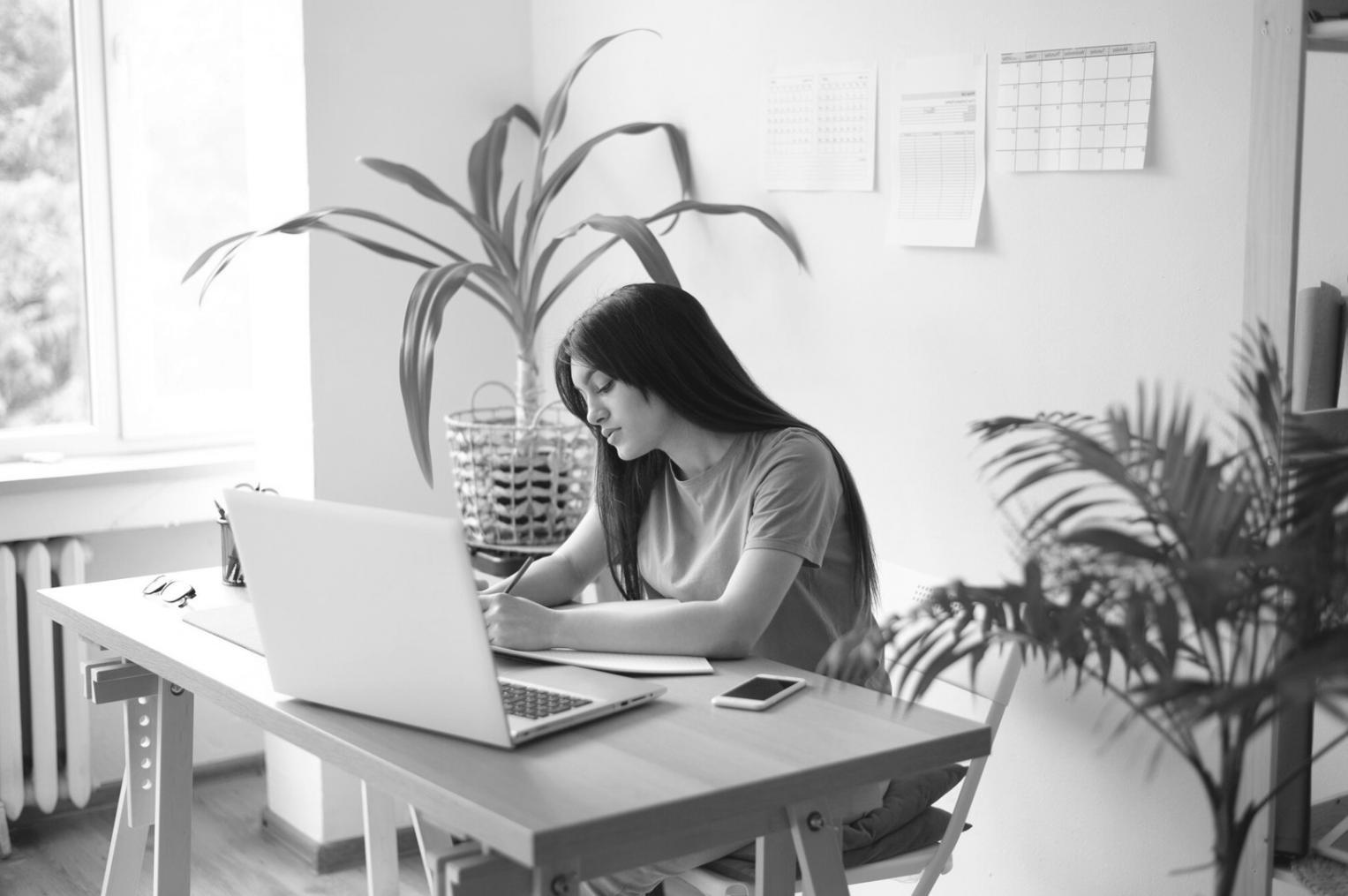 Espacio de trabajo moderno con documentos financieros y herramientas de análisis